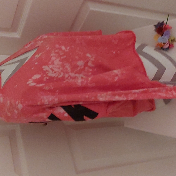 VS Pink Crop Top! - Picture 4 of 7